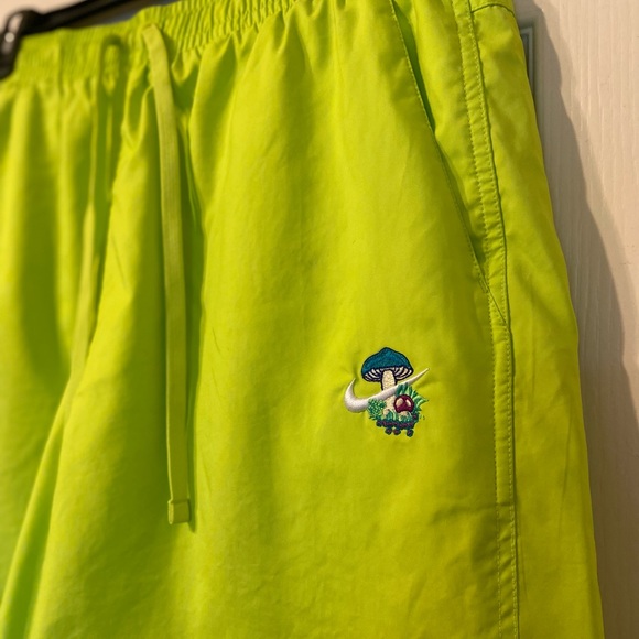Mens Nike lime green shorts - Picture 4 of 4